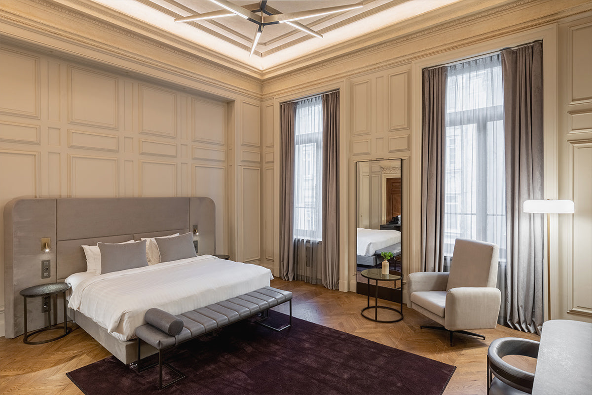 Cameră Heritage la The Marmorosch, cu detalii aurii și mobilier elegant